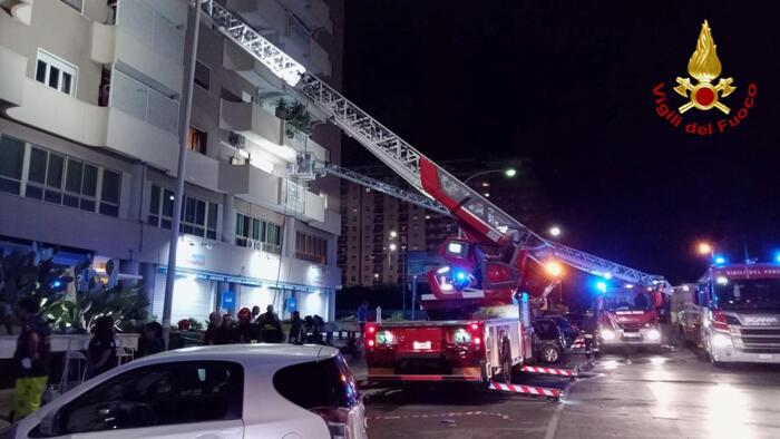 Spento a tarda notte l'incendio divampato in palazzo a Palermo