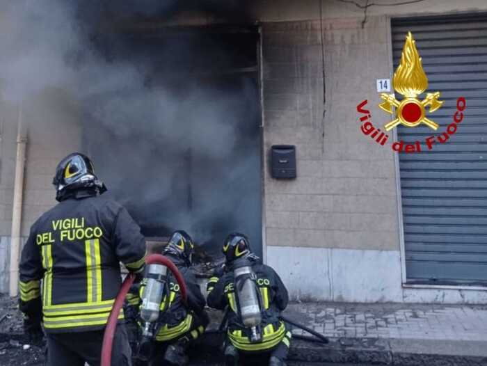 Incendio in tappezzeria nel Catanese, due feriti