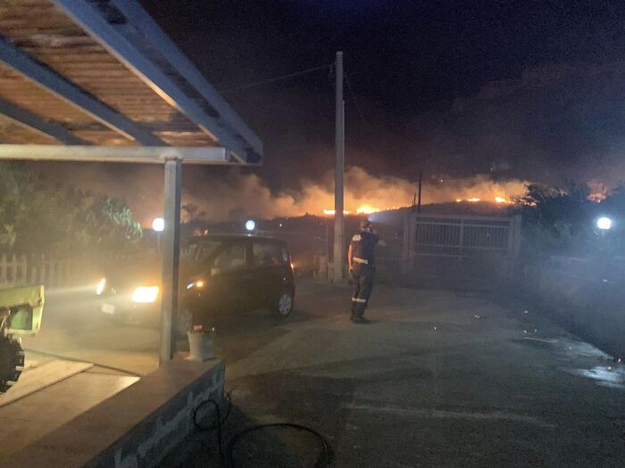 Incendi dolosi nel palermitano, vigili del fuoco in azione