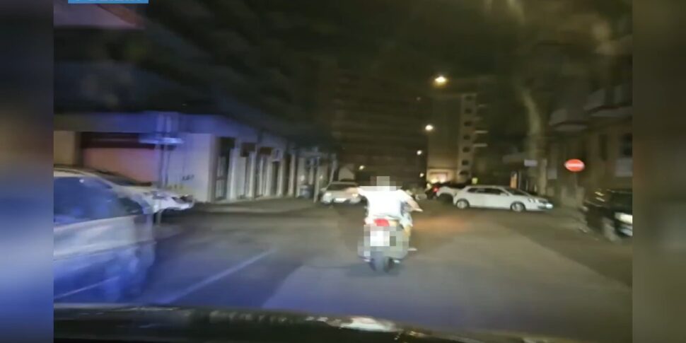 Evade dai domiciliari e spaccia in scooter a Catania, arrestato dopo un folle inseguimento: il video