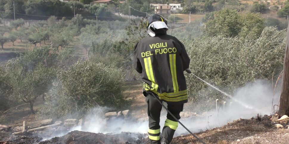 Favignana, spento l'incendio ma il sindaco Forgione è preoccupato: «Serve un presidio dei vigili del fuoco»