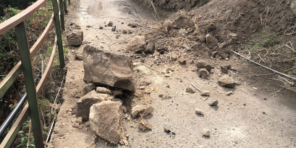 Frana a Lipari: grossi massi vengono giù al Cappero, la stradina interdetta per il costone a rischio