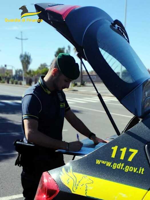 Con auto rubata forza posto di blocco e spara a Gdf, arrestato