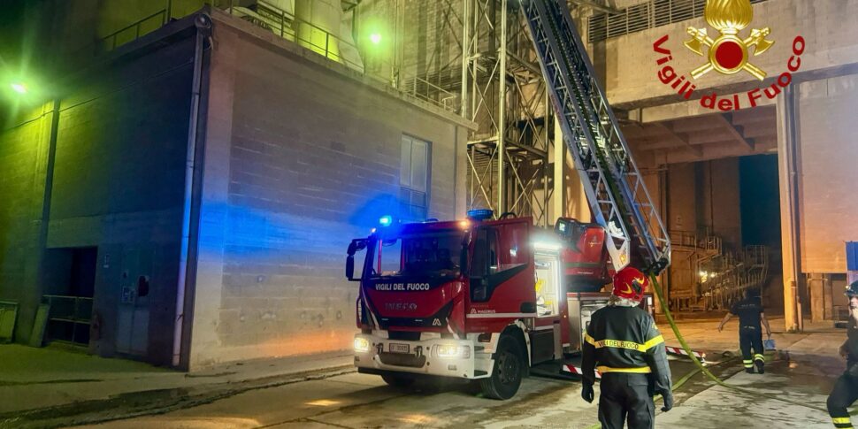 Incendio nel cementificio di Isola delle Femmine, una nube nera invade l'autostrada