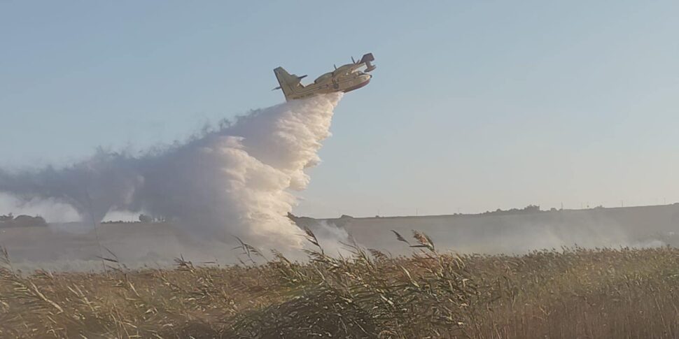 Vasto incendio nella Valle dell'Ippari: distrutti molti ettari di macchia mediterranea