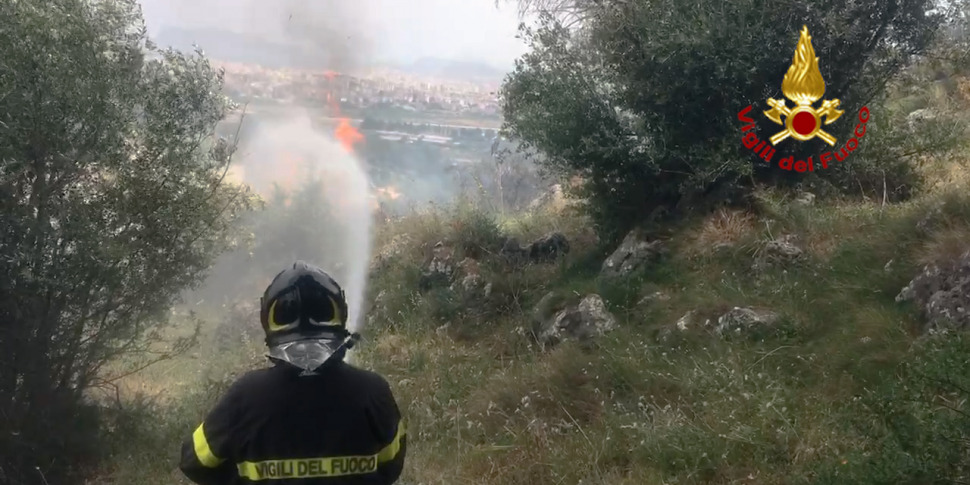 Incendio divampa sulle colline di Cefalù, elicottero e Canadair in azione