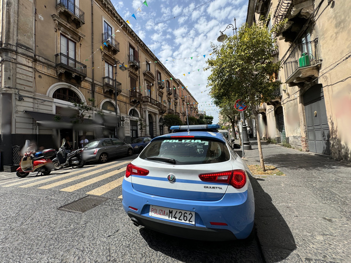 Tenta di rubare auto, inseguito da proprietario e poi arrestato