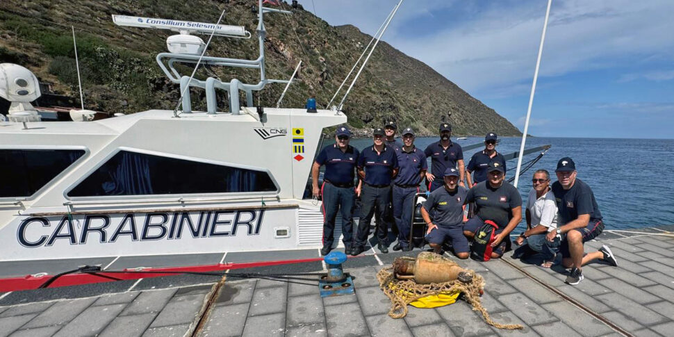 Filicudi, recuperata un'anfora antica dal fondo del mare: qualcuno ne aveva già programmato il furto