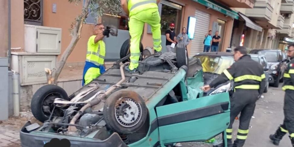 Villabate, auto si ribalta: una ragazza in ospedale