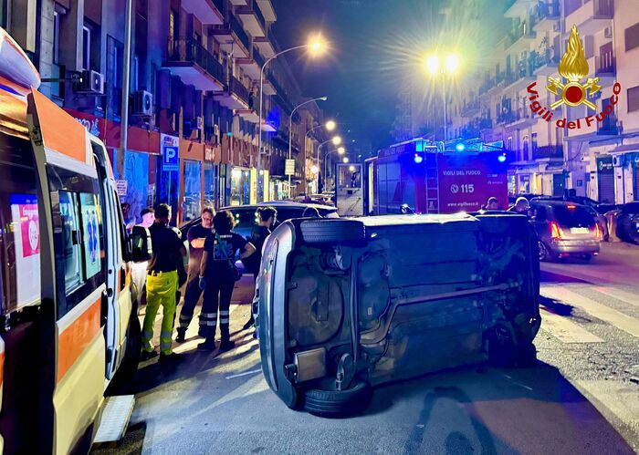 Auto si ribalta a Palermo, ferita automobilista