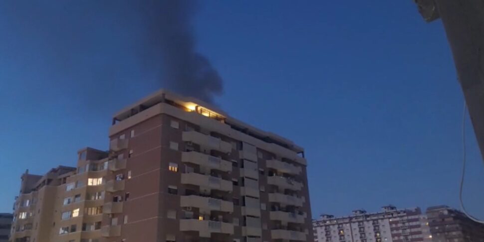 Allarme a Palermo, incendio in via Alessi: i vigili del fuoco stanno evacuando un palazzo - VIDEO