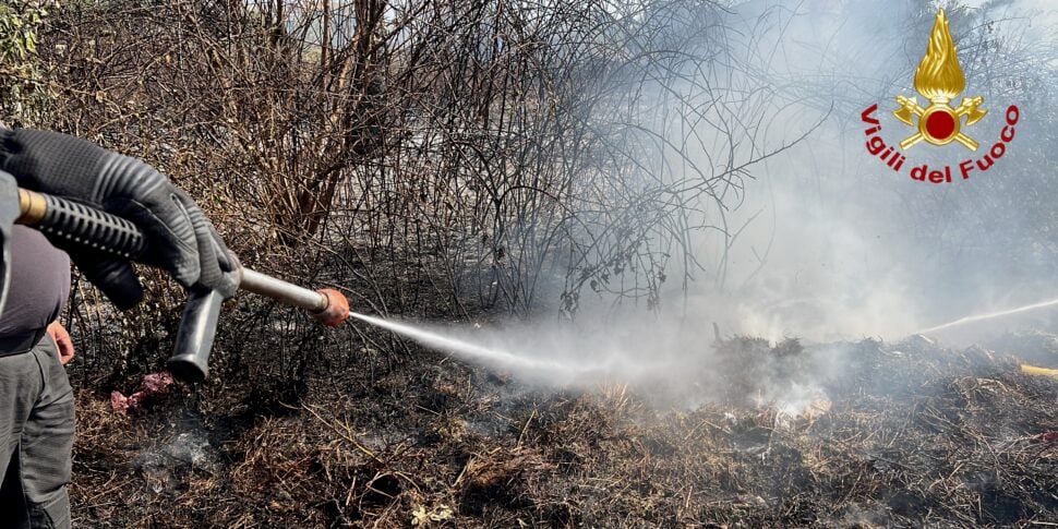 Villagrazia di Carini, balle di fieno a fuoco nel capannone di un'azienda agricola