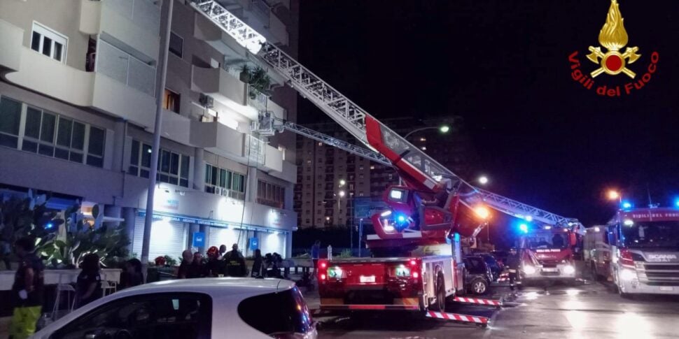 Palermo, l'incendio nel palazzo di via Alessi: tutti in salvo, l'evacuazione e lo spegnimento completati in piena notte - FOTO