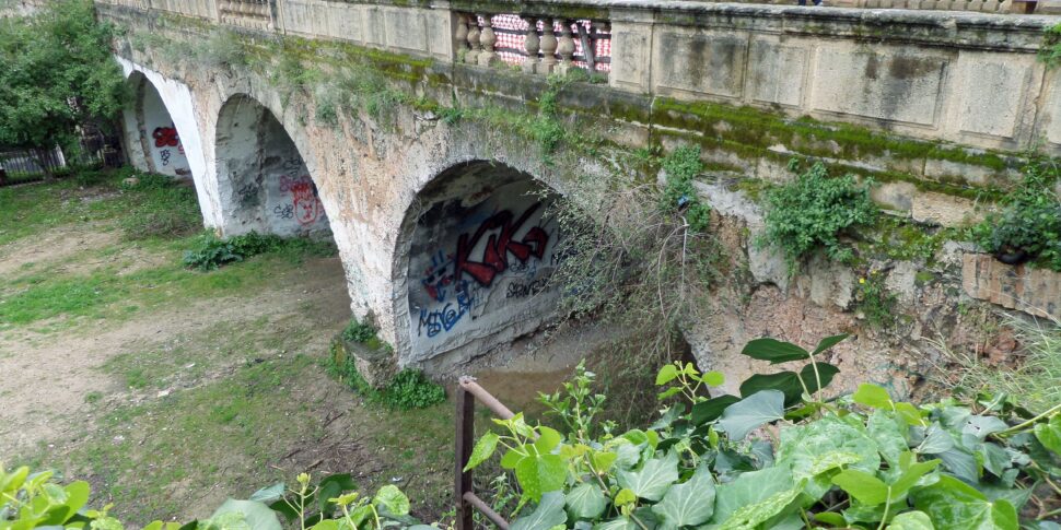 Incendio di rifiuti a Palermo sotto al ponte di villa Trabia