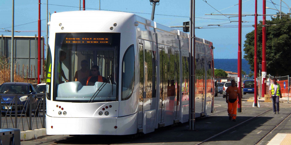 Tram contro monopattino a Palermo, linea interrotta e un ferito