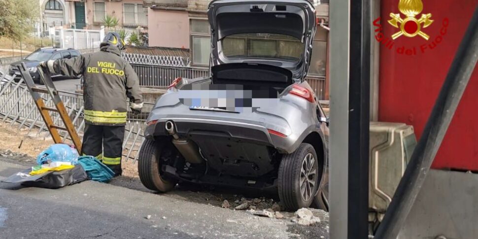 Acicastello, auto resta in bilico tra la strada e il terreno in basso: salva la conducente