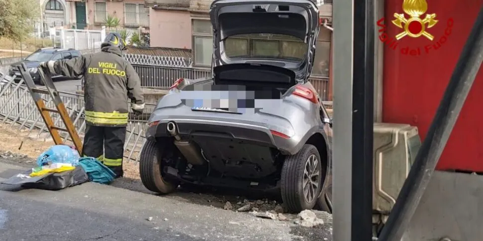 Acicastello, auto resta in bilico tra la strada e il terreno in basso: salva la conducente