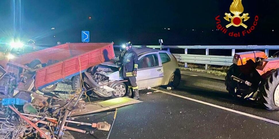 Caltagirone, un trattore con carrello si scontra con un'auto: un ferito in prognosi riservata