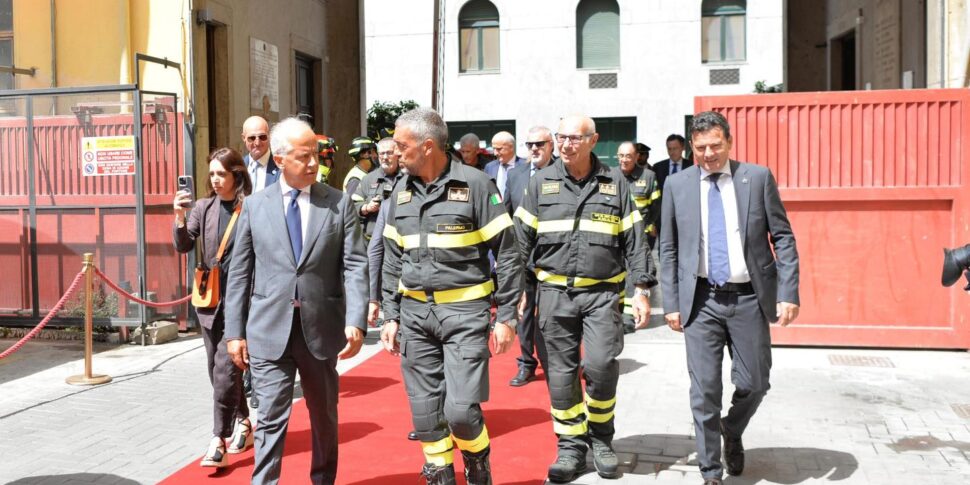 Palermo, il ministro Piantedosi ha incontrato i vigili del fuoco intervenuti sul Bayesian