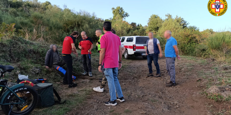 Biker si infortuna sull'Etna, intervento del soccorso alpino