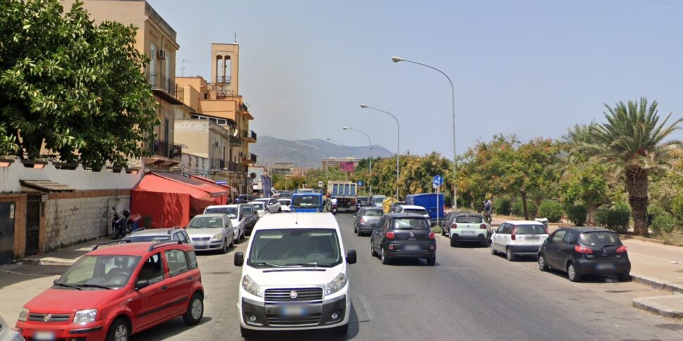 Palermo, investe un anziano in via Messina Marine e fugge con la moto senza fermarsi