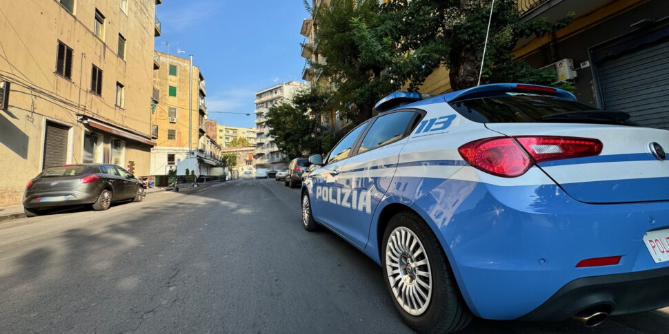 Ladro pasticcione a Catania: tenta di rubare una ruota, ma resta con la mano bloccata sotto l'auto