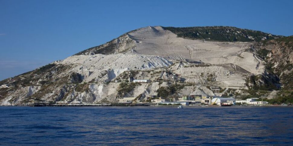 Lipari, la montagna di pomice in caduta libera