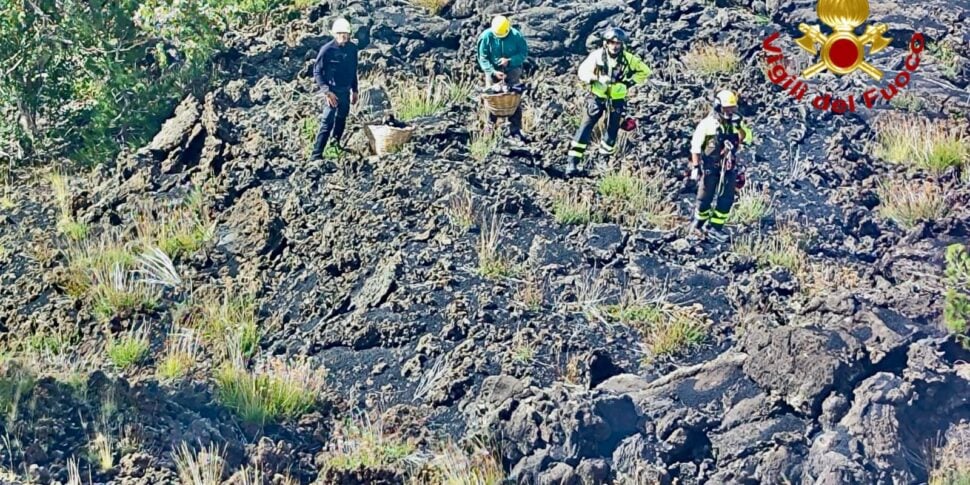 Un malore mentre cerca funghi a 2.000 metri sull'Etna: per salvarlo arriva l'elicottero dei vigili del fuoco