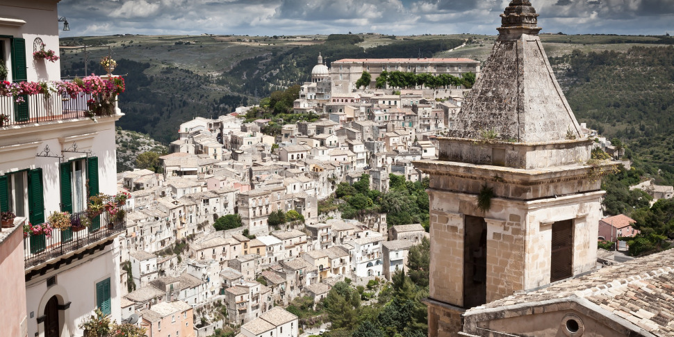 Ragusa, giovane donna trovata morta in casa: è un giallo, due indagati