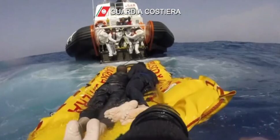 Il naufragio di Lampedusa: i sette siriani salvati sono stati per tre giorni aggrappati alla barca capovolta - VIDEO