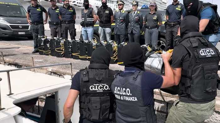 La Gdf sequestra 540 kg di cocaina, arrestate cinque persone