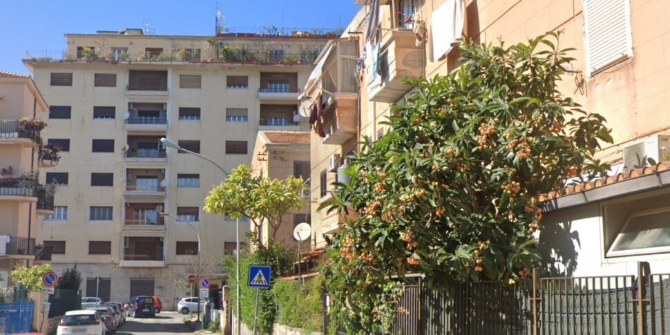 Palermo, cinquantasettenne tenta di abusare di una ragazza di 19 anni: rischia il linciaggio, lo salva la polizia