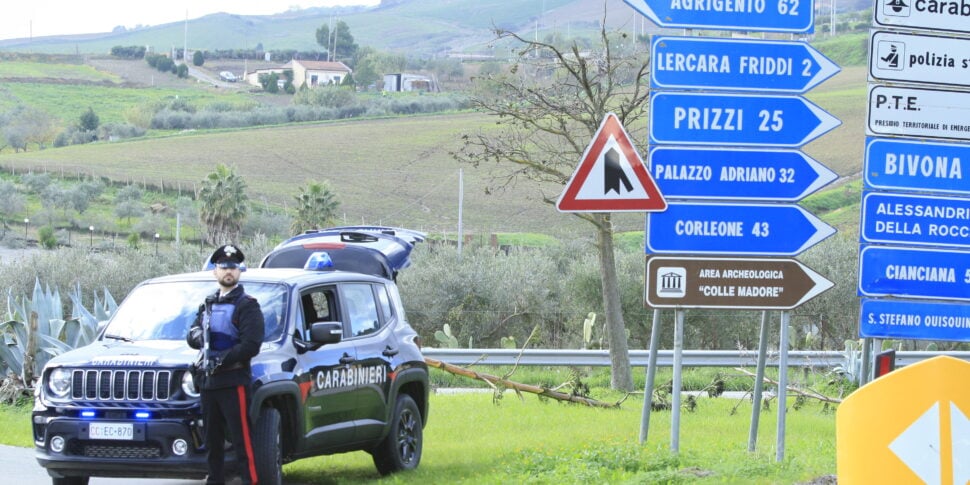 Nell'auto coltelli e un micidiale fucile artigianale, nei guai due palermitani