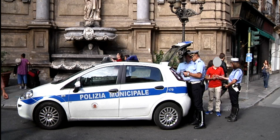 Palermo, test sui vigili con la pistola: è scontro in consiglio comunale