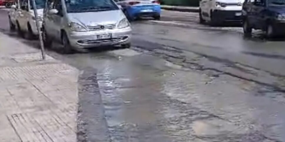 Nella città con l'acqua razionata, grossa perdita in strada: rotta la conduttura a Caltanissetta - VIDEO