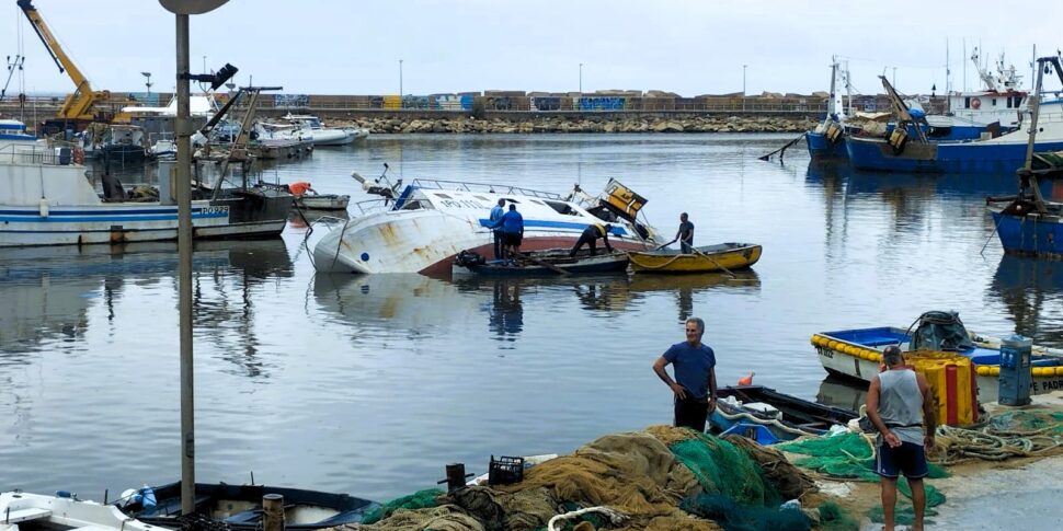 Maltempo, un peschereccio affonda nel porto di Scoglitti: l’equipaggio fa in tempo a lasciare la barca