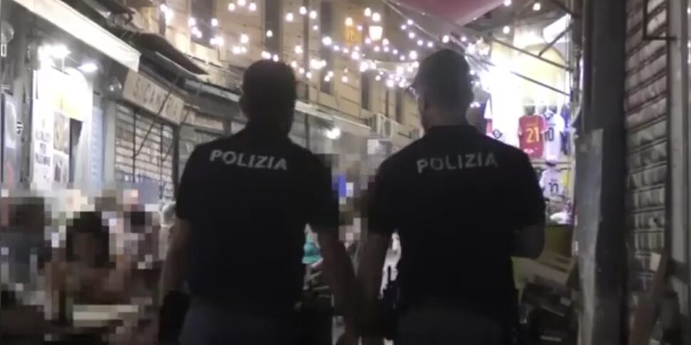 Palermo, rissa in via Roma: litigano due ragazze e per strada vengono scagliati bottiglie e monopattini