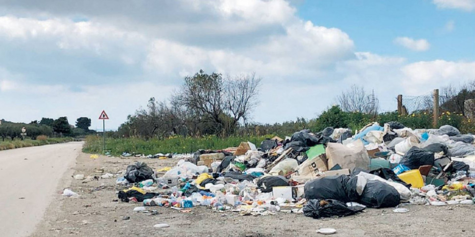 Sciacca, denunce e multe contro chi abbandona i rifiuti grazie a telecamere top secret