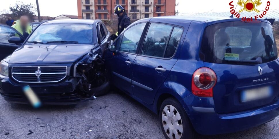 Scontro tra due auto e un camion a Paternò, due feriti