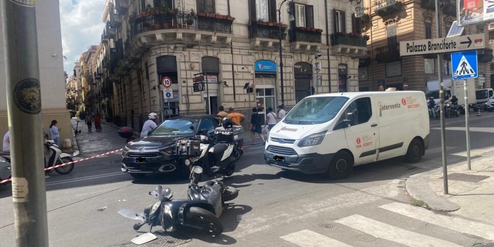 Scontro auto-scooter a Palermo, traffico paralizzato in via Roma