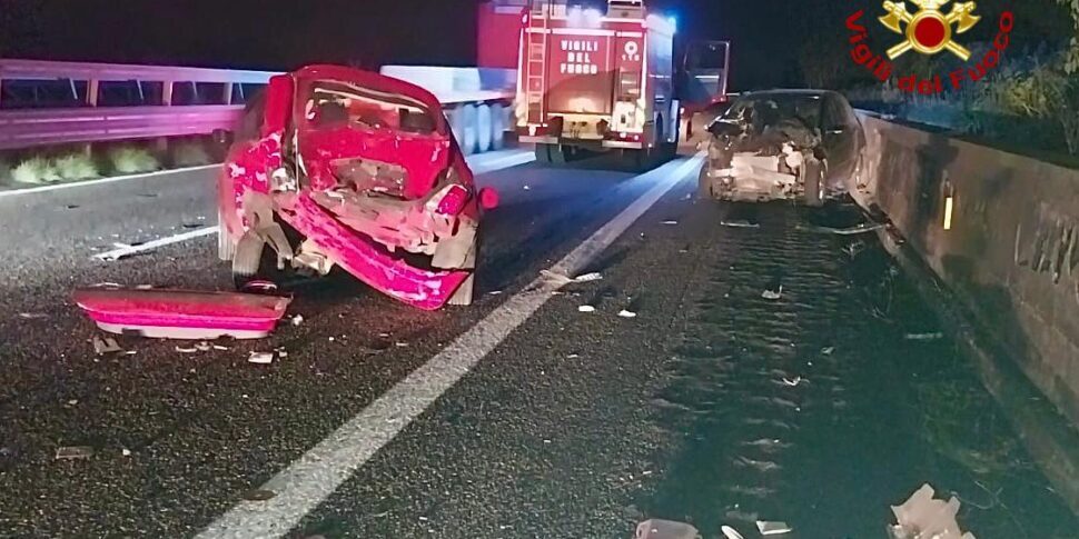 Scontro tra due auto sull'autostrada Messina-Catania: tre feriti, due sono gravi