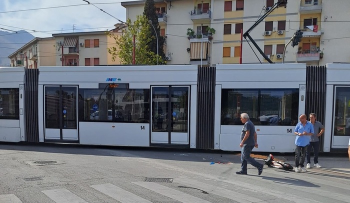 Tram contro monopattino a Palermo, linea interrotta