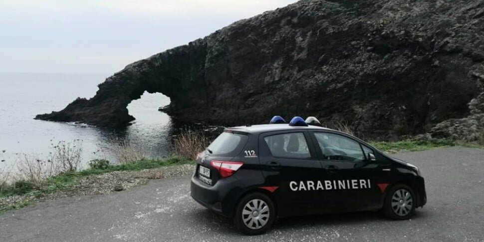 Fermato a Pantelleria mentre fuma uno spinello in auto, poi a casa i carabinieri trovano un chilo e mezzo di hashish