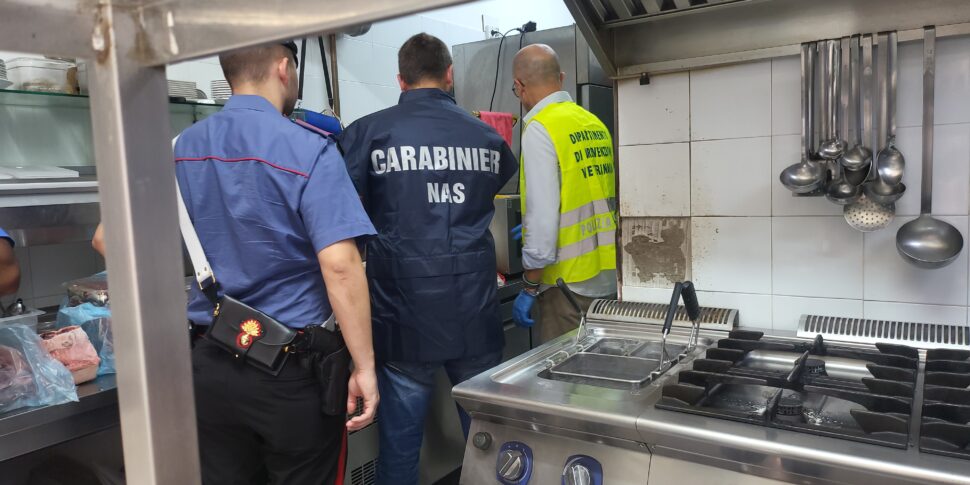 Blatte e sporcizia al ristorante in centro storico, sequestro dei Nas a Catania