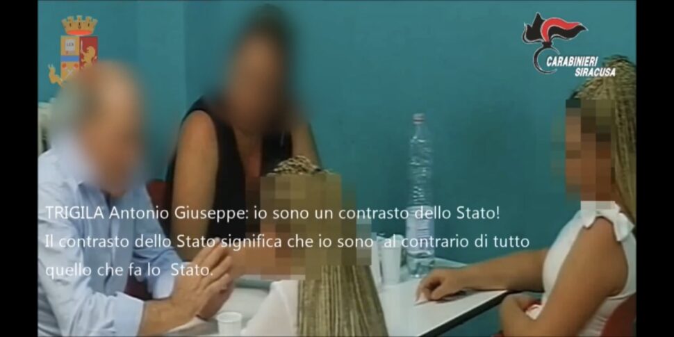 Siracusa, il boss dava ordini dal carcere: condannato con moglie e figli