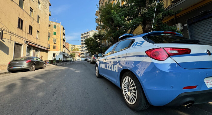 Tenta di rubare ruota, ma resta con mano bloccata sotto auto