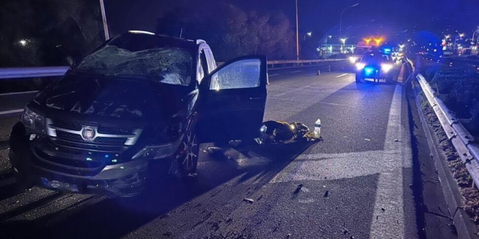 Perde il controllo dell'auto, scavalca il guard-rail e invade la carreggiata opposta della Messina-Catania: morto spadaforese di 52 anni