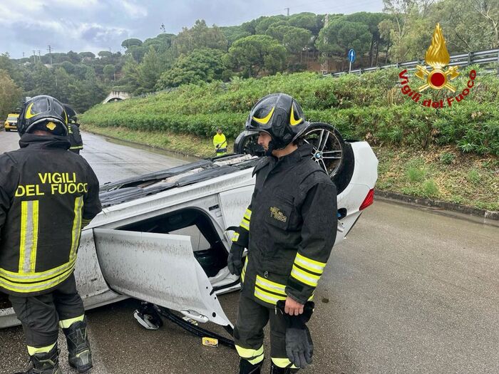 Auto si ribalta in autostrada, ferito automobilista