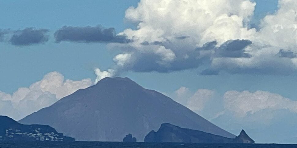 Stromboli, lo spettacolo del vulcano attira i turisti che arrivano con i vaporetti in continuazione