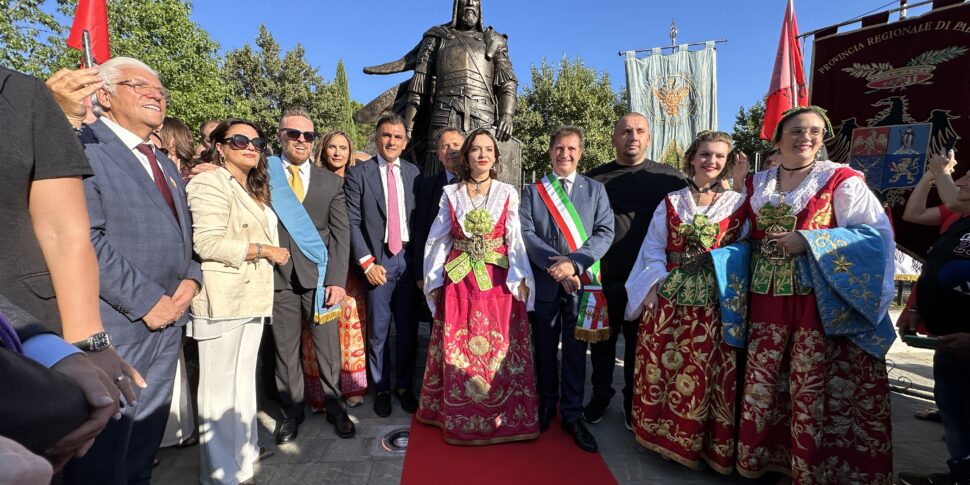 Festa a Piana degli Albanesi: ecco la statua in bronzo di Giorgio Castriota Skanderbeg